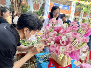 Trường TH Duy Tân tổ chức Hội thi cắm hoa với Chủ đề: "Ngày vui của Mẹ và Cô".