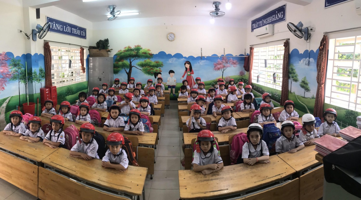 Công ty Honda VIệt Nam trao tặng nón bảo hiểm cho học sinh lớp 1 đầu năm học 2020 - 2021