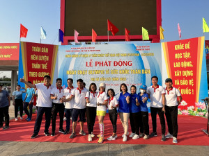 Giáo viên Trường Tiểu học Duy Tân tham gia ngày chạy Olympic vì sức khỏe toàn dân năm 2023 do trung tâm Văn hóa, Thể thao và Truyền thanh thị xã Bến Cát phát động